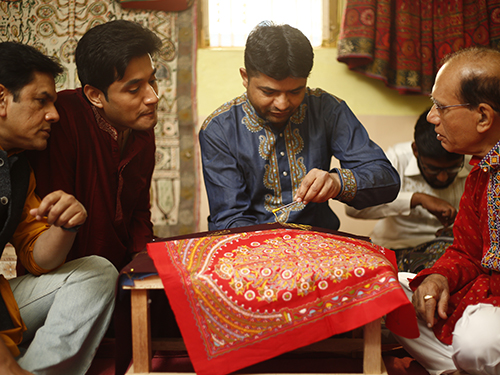 Artisan painting intricate Rogan art design in Nirona Village, Kutch – a hub of Kutchi handicrafts and heritage